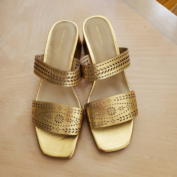 Anne Taylor Gold Leather Sandals size 9.5 - Picture 2 of 7